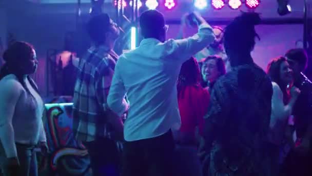 Veselí Dospělí Baví Hudbou Panelové Stanici Tančí Pod Diskotékou Světla — Stock video