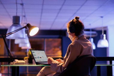 Bilgisayardaki mali grafikleri analiz eden dikkatli bir iş kadını, şirket stratejisi yöneticisi, başlangıç ofisinde yatırım planında fazla mesai yapıyor. İş konsepti