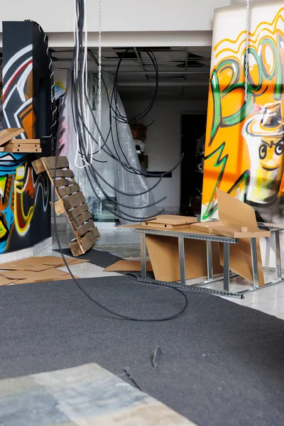 Grungy Demolió Edificio Cubierto Graffiti Mostrando Signos Decadencia Desintegración Barrio —  Fotos de Stock