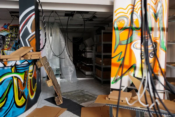 Harabeler Içindeki Harabe Bir Depo Hasarlı Paslı Duvarlara Sanatsal Grafiti — Stok fotoğraf