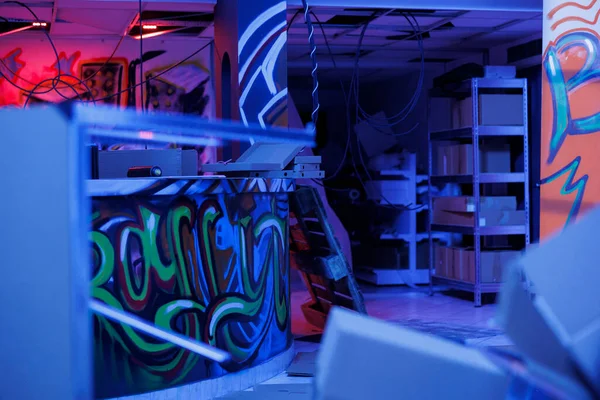 Karmaşık Aydınlık Kirli Bir Yapı Mor Parlak Neon Işıklarla Parıldayan — Stok fotoğraf
