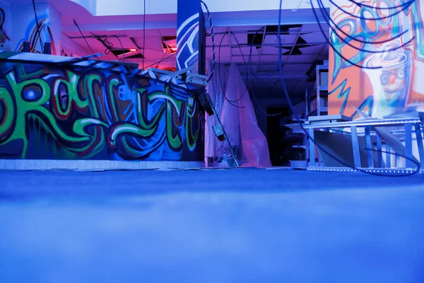 Opuszczona Przestrzeń Rozpadającymi Się Światłami Neonowymi Grafika Graffiti Świecąca Ciemności — Zdjęcie stockowe