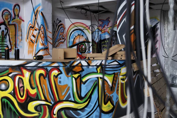 Hmal Edilmiş Duvarlara Graffiti Yapılmış Çirkin Sanatsal Görünüyor Yerel Sprey — Stok fotoğraf