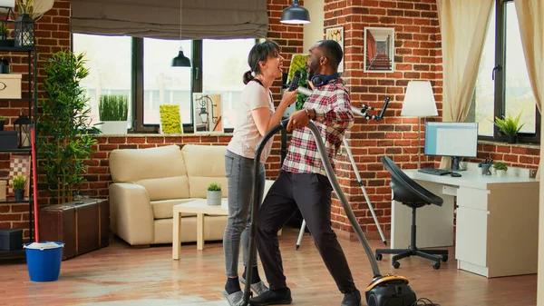 Silly Couple Singing Song Cleaning Apartment Floors Using Mop Vacuum — Stockfoto