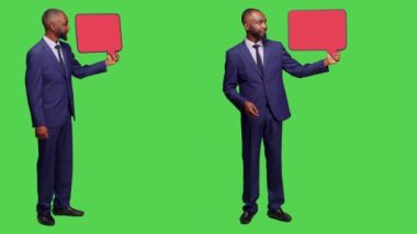 Boş konuşma balonu tutan yeni yetme bir çalışan, stüdyoda reklam için boş izole edilmiş bir telif alanı kullanıyor. Resmi takım elbiseli bir işadamı yeşil ekranda reklam panosu gösteriyor..