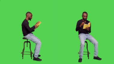 Stüdyoda masal kitabı okumaya odaklanmış biri, tüm vücudu yeşil ekranda sandalyede oturuyor. Genç iyimser bir adam kamerayla ilgili roman dersinden hoşlanıyor, edebiyatla boş zaman aktivitesi.