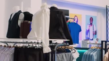 Moda terziliğiyle dolu alışveriş merkezi butiği, şık resmi kıyafetlerle dolu raflar. Askıda şık gömlekleri olan boş elbise galerisi, küçük işletme konsepti..