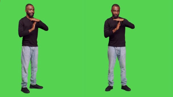 Молода Модель Показує Символ Тайм Ауту Студії Позуючи Повному Зеленому — стокове відео