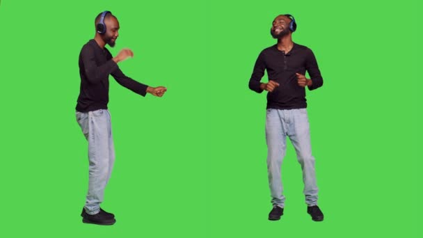 Mužský Model Sluchátky Tančícími Kameře Poslouchající Hudbu Sluchátkách Bavící Mladý — Stock video