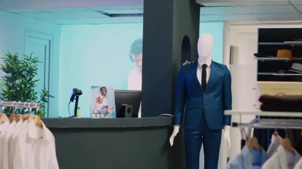 옷걸이가 브랜드 디자인 백화점에서의 공식적 옷차림 상점에 — 비디오