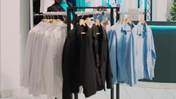 Žena Nakupující Oblečení Sbírka Maloobchodě Dělat Elektronické Transakce Terminálu Mladý — Stock video