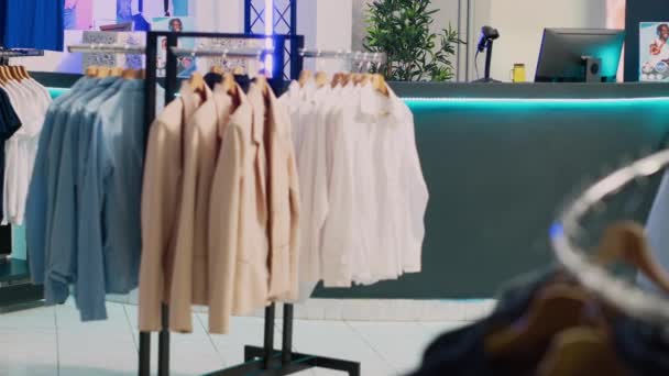 小売市場のブティックでの服の近代的なコレクションは ショッピングセンターでハンガーにカジュアルで正式な服 ラック上のファッショナブルなブランドと空の衣料品店 小さなビジネスショールーム — ストック動画