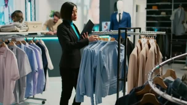 Asyalı Bir Mağaza Çalışanı Modaya Uygun Kıyafet Stoklarını Inceliyor Modern — Stok video