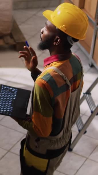 Vídeo Vertical Trabalhador Pequenas Empresas Examinando Carga Com Laptop Revisando — Vídeo de Stock