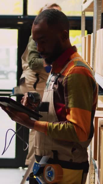 Vídeo Vertical Homem Afro Americano Digitalizando Códigos Barras Com Tablet — Vídeo de Stock