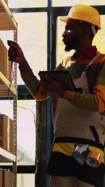 Vídeo Vertical Supervisor Masculino Digitalizando Produtos Prateleiras Armazém Trabalhando Com — Vídeo de Stock