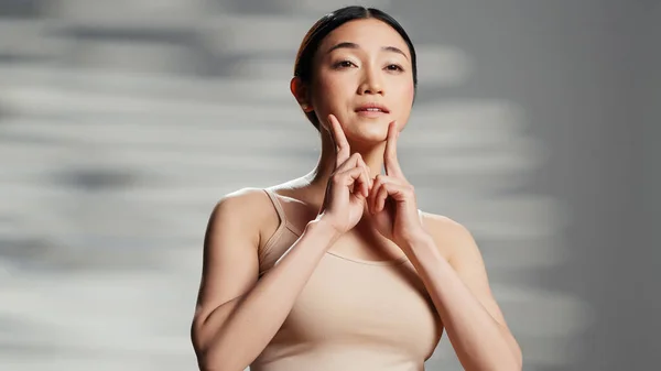 아시아 스킨케어를 만들기 얼굴에 크림을 바르고 카메라에 화장품 광고를 자신감 — 스톡 사진
