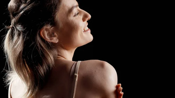 Ευτυχισμένο Θετικό Κορίτσι Χρησιμοποιώντας Κρέμα Για Την Ενυδάτωση Του Δέρματος — Φωτογραφία Αρχείου