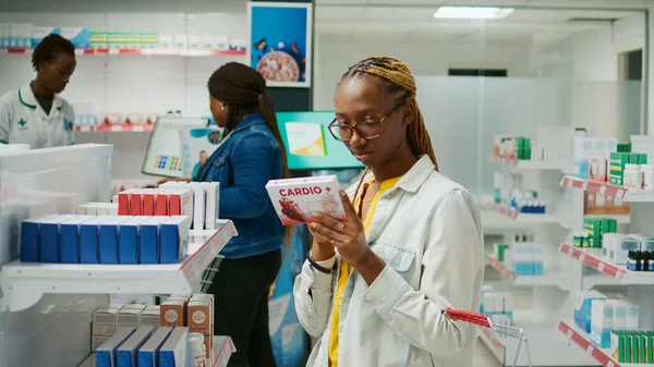 Kadın Müşteri Ilaç Paketinden Broşür Okuyor Sağlık Ilaçlarına Eczaneden Alınan — Stok fotoğraf