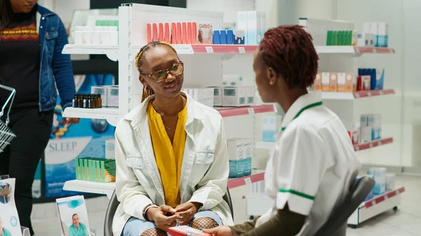 Afrikansk Amerikansk Specialist Visar Pack Medicin Till Unga Kunder Rekommendera — Stockfoto