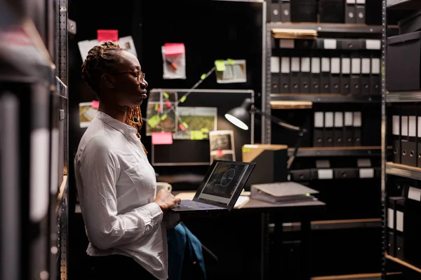 Kvinnelig Etterforsker Sjekker Bevisbildet Laptop Løser Kriminalitet Politikvinne Som Holder – stockfoto