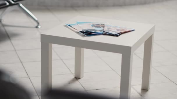 과전단 대기실 센터의 검진을 사용하던 의자가 — 비디오