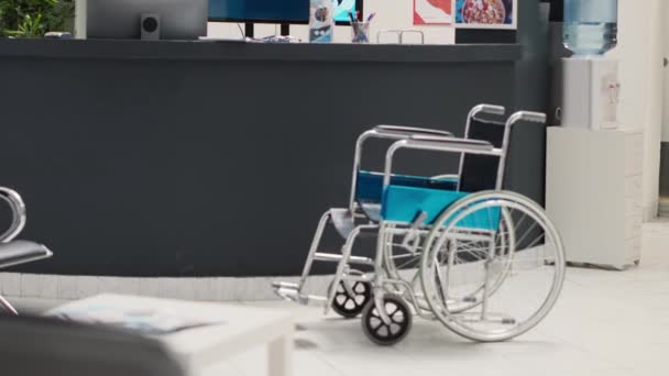 Szpital Poczekalnia Wózkiem Inwalidzkim Nowoczesnym Centrum Medycznym Pusta Recepcja Wypełniona — Wideo stockowe