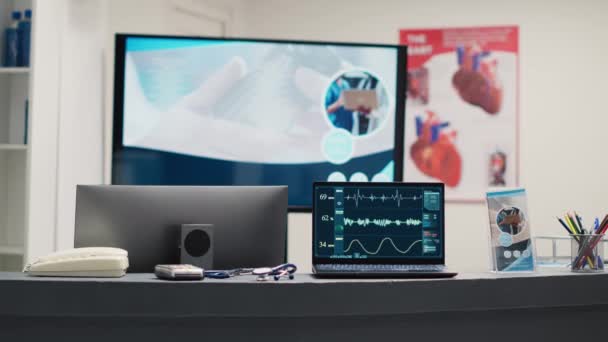 Recepción Vacía Con Portátil Con Frecuencia Cardíaca Electrocardiograma Monitorización Presión — Vídeos de Stock