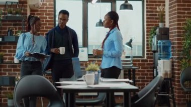 İş adamları yeni fikirler buluyor, kazancı artırmak ve ofisteki kalkınma üzerinde çalışmak için doğru kararlar alıyor. Yönetim kurulu toplantısına katılan iş arkadaşları kameralara, inceleme kağıtlarına bakıyorlar..