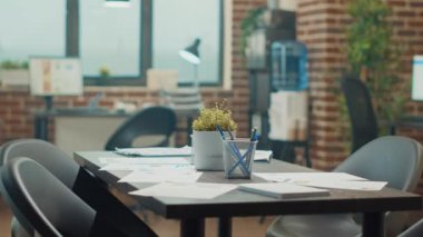 Boş ajans ofisindeki masaları olan toplantı odası çalışma alanları çalışma istasyonları ve resmi belgelerle dolu. Çalışmaları incelemek ve analiz etmek için kullanılan uluslararası başlangıç işyeri.