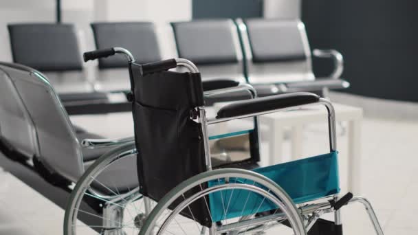轮椅在空荡荡的候车室里 用于医疗保健保险 残疾人友好诊所的身体康复服务 座位及医疗表格登记接待处 — 图库视频影像