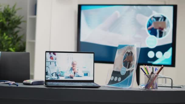 의사가 전화로 관리와 질병에 이야기하는 온라인 비디오를 노트북으로 피로연에서 모임을 — 비디오