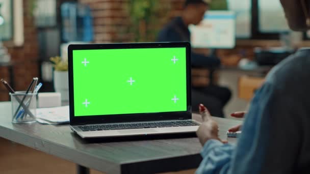 Egy Ellenőrzi Zöld Képernyős Kijelzőt Startup Irodában Elszigetelt Chroma Kulcssablont — Stock videók