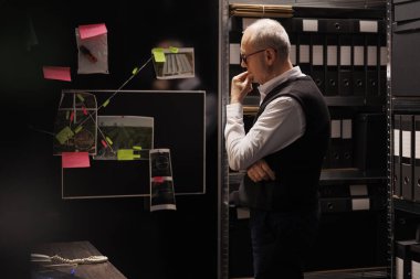 Gizemli suç davasında fazla mesai yapan kıdemli bir memur, suç mahalli kanıtlarıyla dosyaları analiz ediyor, kurban raporlarını kontrol ediyor. Özel dedektif keşfi potansiyel şüpheli arşiv odasında