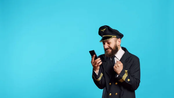 Junge Piloten Lesen Gute Nachrichten Smartphone App Nutzen Eine Webseite — Stockfoto