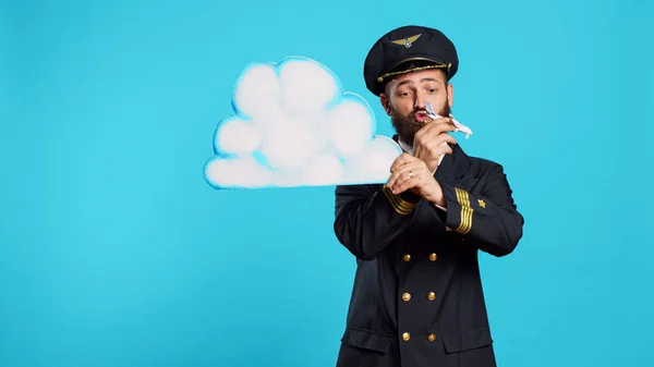 Samiec Lotnik Bawi Się Zabawką Samolotową Chmurką Trzymając Przed Kamerą — Zdjęcie stockowe