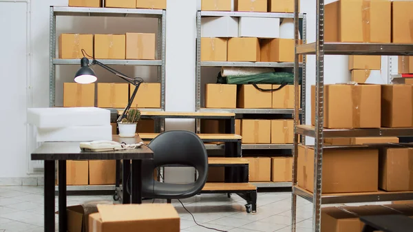Ofis Masası Stokları Olan Depo Müşterilere Envanter Nakliye Ürünleri Siparişi — Stok fotoğraf