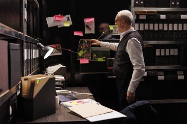 Yaşlı özel dedektif federal soruşturma dosyalarını kontrol ediyor, arşiv odasında fazla mesai yapıyor. Kıdemli polis olay yeri kanıtlarını inceliyor, şüpheli raporuna bakıyor.