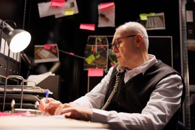 Sabit hatta konuşan yaşlı bir özel dedektif uzaktan müfettişle gizli bilgileri tartışıyor. Kıdemli polis memuru gizemli bir suç davasında fazla mesai yapıyor..