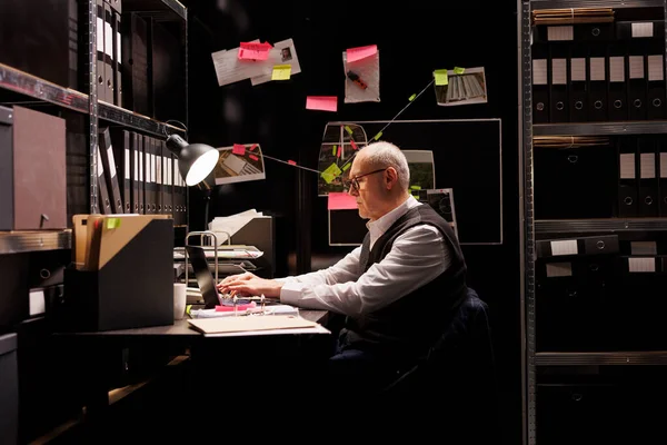 Ανώτερος Ιδιωτικός Ντετέκτιβ Που Κάθεται Στο Γραφείο Στο Σκοτεινό Δωμάτιο — Φωτογραφία Αρχείου