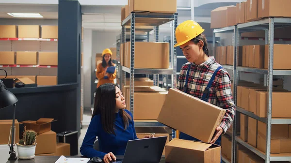 Young Man Organizing Products Boxes Racks Doing Quality Control Business — Foto de Stock
