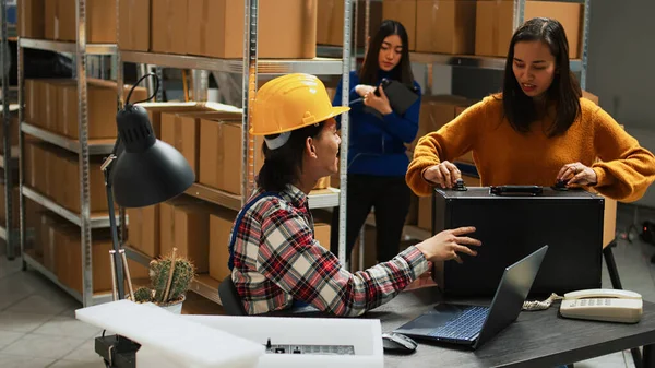 Asiatischer Mitarbeiter Macht Lagerlogistik Laptop Plant Warenbestände Für Die Geschäftsentwicklung — Stockfoto