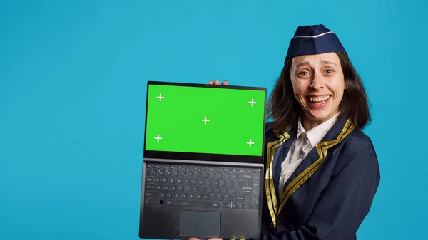 Positive Flieger Zeigt Laptop Mit Greenscreen Mit Chroma Schlüssel Leeren — Stockfoto
