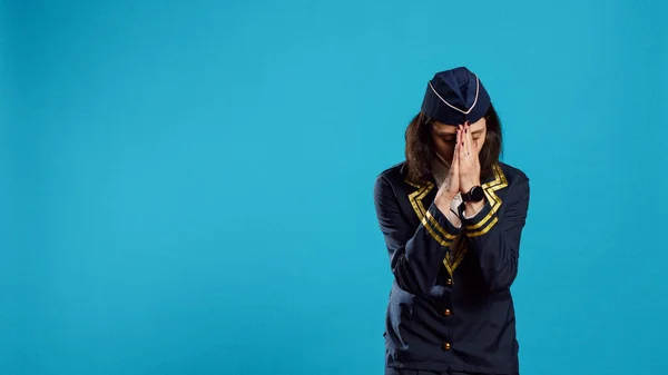 Gelukkige Vrouw Verkleed Als Stewardess Klappende Handen Applaudisseren Iets Een — Stockfoto