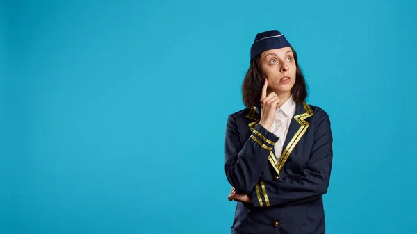 Vrouw Die Werkt Als Stewardess Brainstormt Nieuwe Ideeën Denkend Aan — Stockfoto