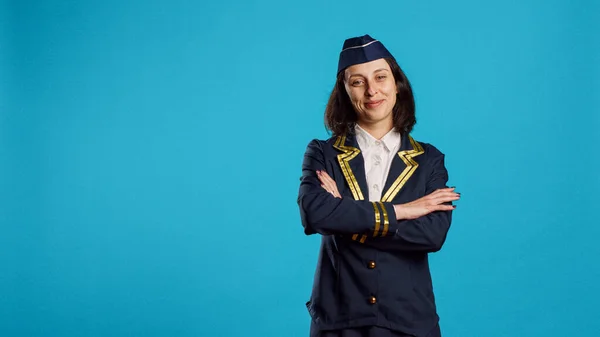 Lächelnde Junge Frau Die Als Stewardess Arbeitet Fliegende Uniform Trägt — Stockfoto
