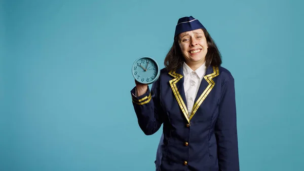 Gestresste Stewardess Die Die Uhrzeit Studio Überprüft Und Sich Sorgen — Stockfoto