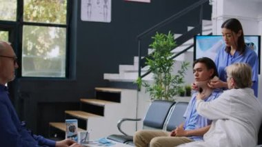 Hemşire ve doktor boyun kırığından sonra iyileşmeye çalışırken hastanın boyun tasmasını çıkarmasına yardım ediyor. Asyalı bir adam hastanenin bekleme salonunda check-up randevusuna katılıyor. Tıp konsepti