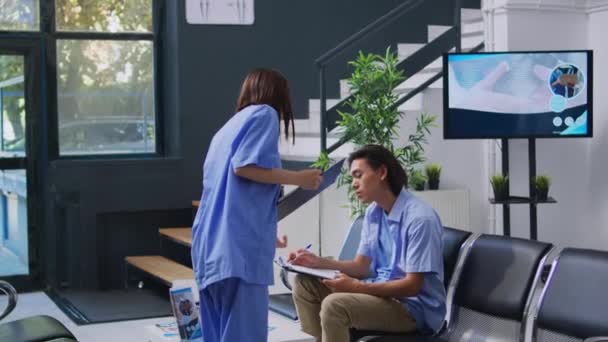 Asiatische Krankenschwester Hilft Patienten Beim Ausfüllen Medizinischer Dokumente Vor Beginn — Stockvideo