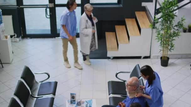 Азиатская Медсестра Помогает Пожилому Пациенту Снять Шейный Воротник Приеме Больнице — стоковое видео